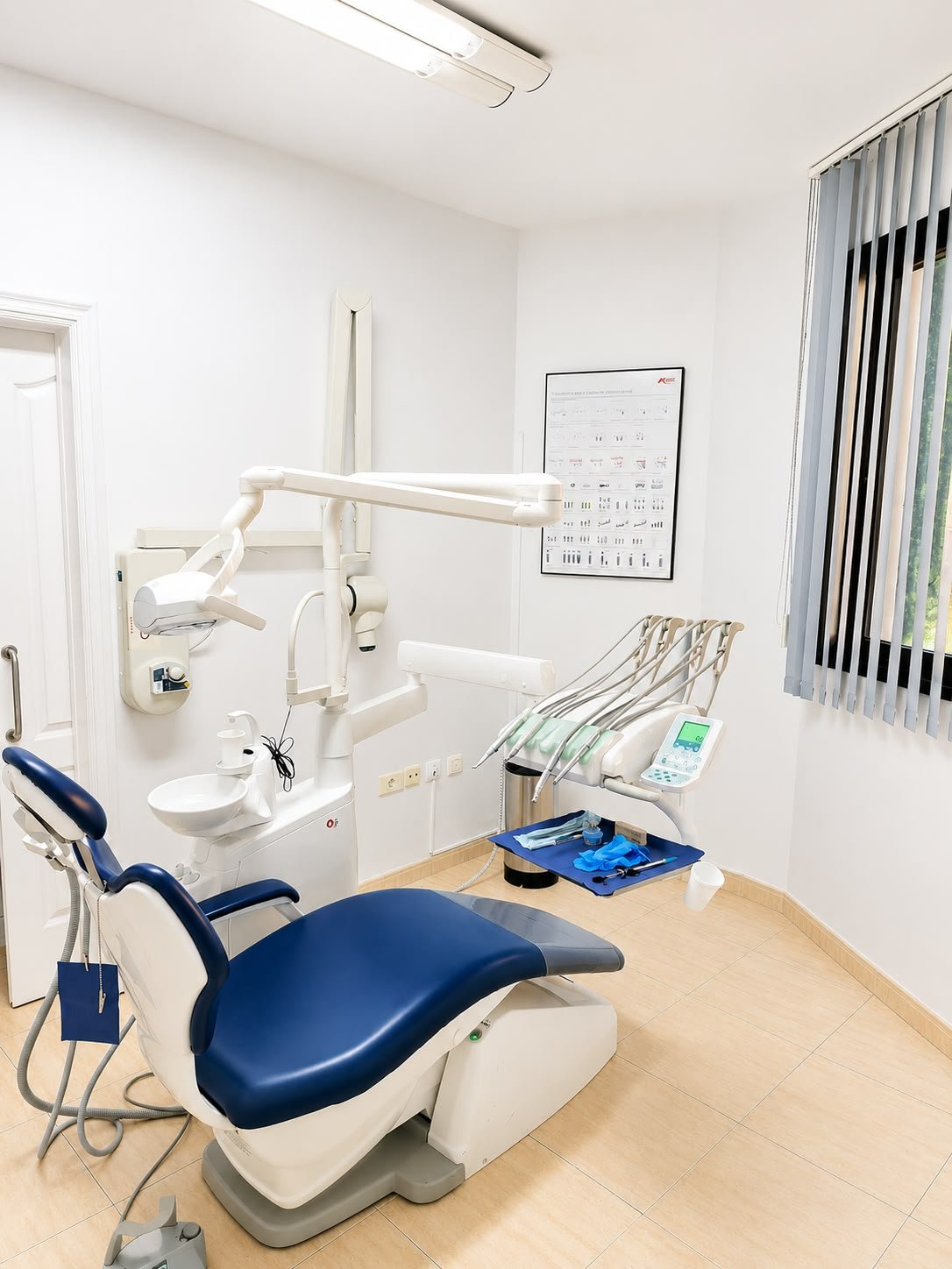 Gabinete dental con sillón azul de Clínica Scherba