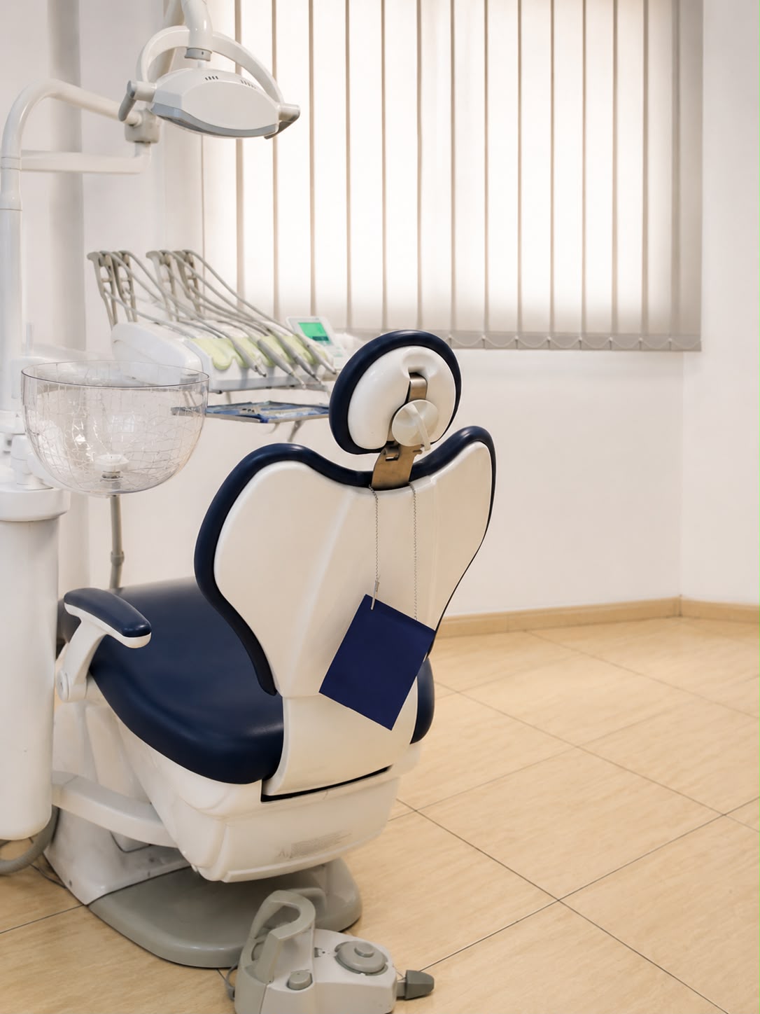 Sillón dental de uno de los gabinetes de la clínica