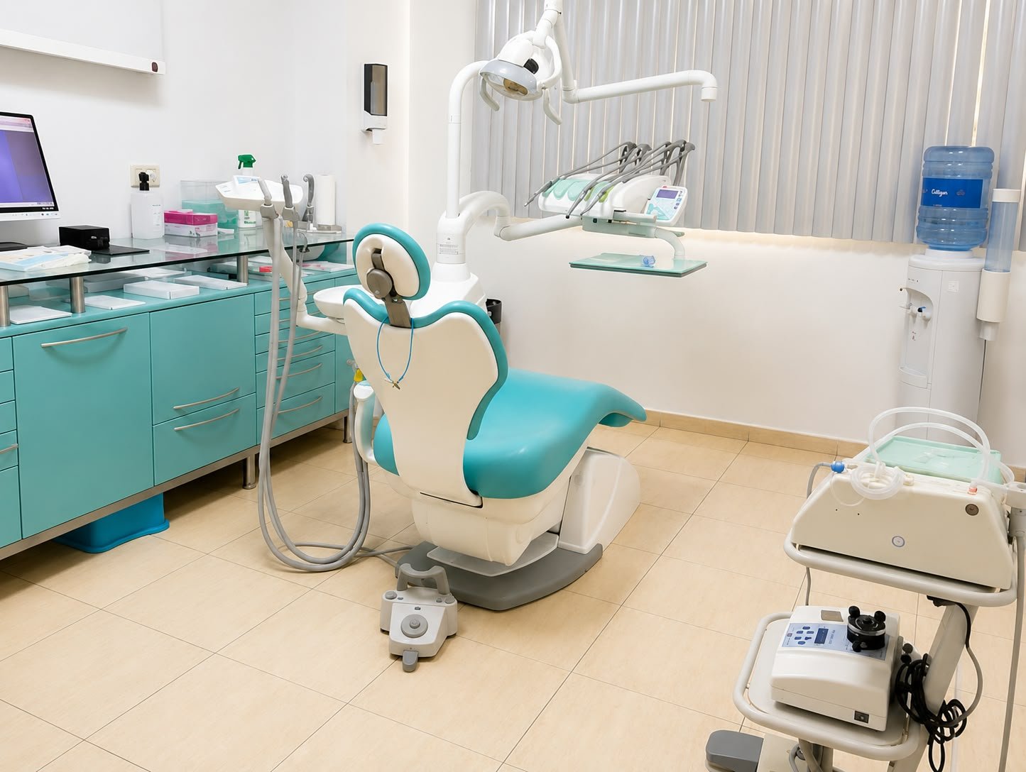 Gabinete dental con sillón turquesa